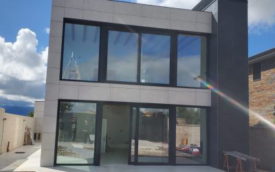 Resistencia: Casas Prefabricadas (Hormigón y Madera) vs. Casa Tradicional de Ladrillo